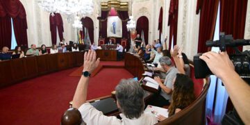 La oposición votando en contra de rechazar las alegaciones / FOTO: Eulogio García