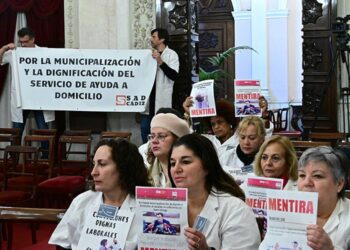 Protesta de la plantilla de ayuda a domicilio en un pasado pleno / FOTO: Eulogio García