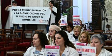 Protesta de la plantilla de ayuda a domicilio en un pasado pleno / FOTO: Eulogio García