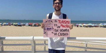 Uno de los activistas con su cartel / FOTO: Ecologistas en Acción