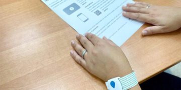Al enfermo se le coloca una pulsera con un localizador / FOTO: Junta