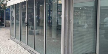 Uno de los quioscos cerrados / FOTO: PSOE