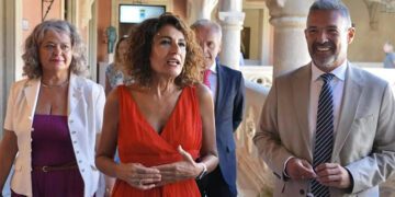 Recibiendo a la vicepresidenta en el Castillo de Luna / FOTO: Subdelegación