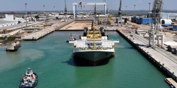 Operación de salida de las estructuras desde Matagorda / FOTO: Navantia