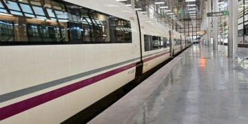 Un Alvia esperando en la estación de Cádiz / FOTO: Eulogio García