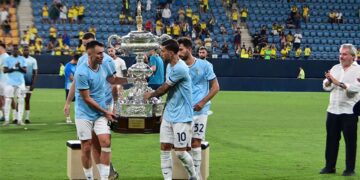 Los jugadores italianos levantando el trofeo / FOTO: Eulogio García
