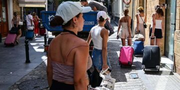 Arrastrando maletas por el casco histórico / FOTO: Eulogio García