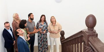 La comitiva de la consejera repasa detalles de la obra / FOTO: Junta