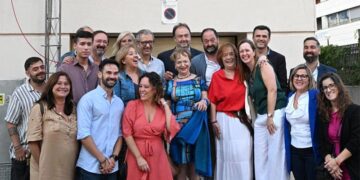 Foto de familia bajo el rótulo de la flamante calle / FOTO: Ayto.