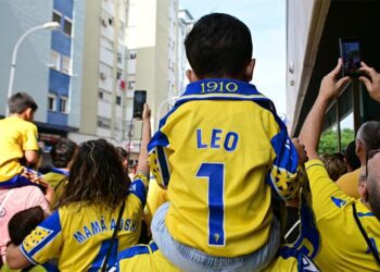 Aficionados recibiendo al autobús en los alrededores del estadio / FOTO: Eulogio García
