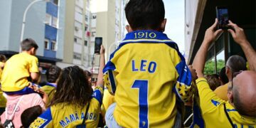 Aficionados recibiendo al autobús en los alrededores del estadio / FOTO: Eulogio García
