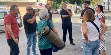 Fernández apoyando la protesta de un grupo de vecinos del Río / FOTO: AxSí