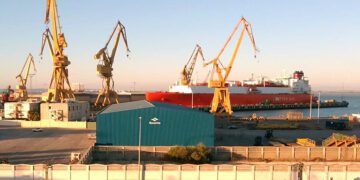 Trabajos de mantenimiento de un gasero durante el verano en Navantia Cádiz / FOTO: DBC