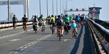 La cola del grupo subiendo el puente / FOTO: Eulogio García