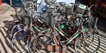 Bicis abandonadas junto a la terminal marítima de la capital / FOTO: Eulogio García
