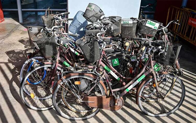 Bicis abandonadas junto a la terminal marítima de la capital / FOTO: Eulogio García