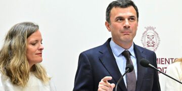González junto al alcalde en una reciente rueda de prensa / FOTO: Eulogio García