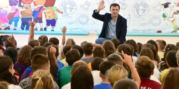 El alcalde estrenaba el curso días atrás en el colegio Fermín Salvochea / FOTO: Eulogio García