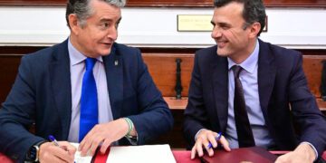 Consejero y alcalde escenifican la firma del convenio / FOTO: Eulogio García