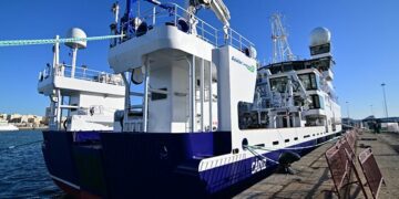 El nombre de Cádiz en el casco se verá en mares de medio mundo / FOTO: Eulogio García