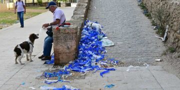 Restos de la inauguración de Cádiz Fenicia todavía en la zona de Puertas de Tierra / FOTO: Eulogio García