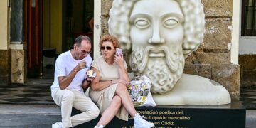 Una pareja se acomoda en uno de los monumentos efímeros de la celebración / FOTO: Eulogio García