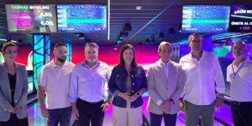 Posado inaugural junto a la pista de bolos / FOTO: Bahía Sur