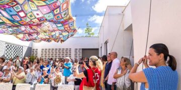 Cavada participando en el acto de inauguración del toldo / FOTO: Ayto.