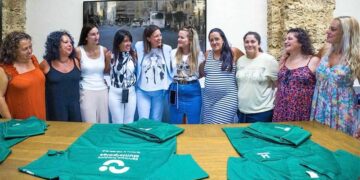 Alcaldesa y comité ante los flamantes uniformes / FOTO: Ayto.
