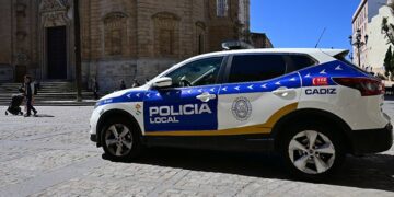 Patrullero vigilante en la plaza de la Catedral / FOTO: Eulogio García