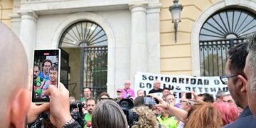 Los abogados explican el acuerdo a la prensa y concentrados / FOTO: Eulogio García