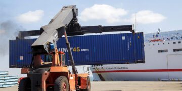 Trasiego de contenedores en el puerto gaditano / FOTO: APBC