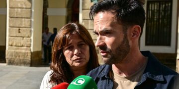 Fernández y De la Cruz atendiendo a la prensa / FOTO: Eulogio García
