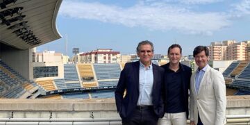 Responsables de deLuna Hotels y de Heliopol formalizando el inicio de la obra