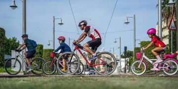 La marcha ciclista cruzando la calle Real / FOTO: Ayto.