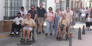 Experimentando la vida en silla de ruedas por el centro de la Villa / FOTO: Ayto.