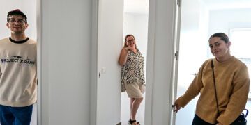 Una de las familias contentas con su flamante hogar / FOTO: Eulogio García