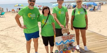 Miembros del partido verde junto a uno de los ‘portacolilleros’ / Equo