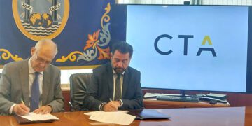 Escenificando la firma del protocolo de colaboración / FOTO: CTA