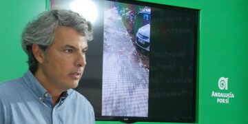 Romero mostrando en rueda de prensa ejemplos de dejadez / FOTO: AxSí