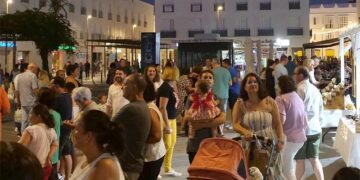 Paseando por el centro durante la Noche Blanca / FOTO: Ayto.