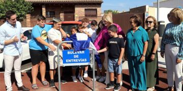 Desvelando la placa que bautiza a la zona reurbanizada / FOTO: Ayto.