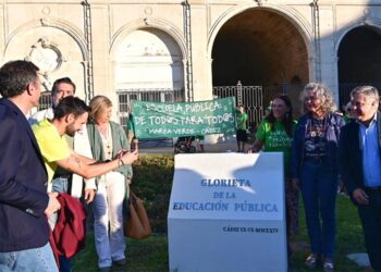 Gobierno y oposición en el estreno de la Glorieta de la Escuela Pública / FOTO: Eulogio García