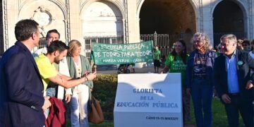 Gobierno y oposición en el estreno de la Glorieta de la Escuela Pública / FOTO: Eulogio García
