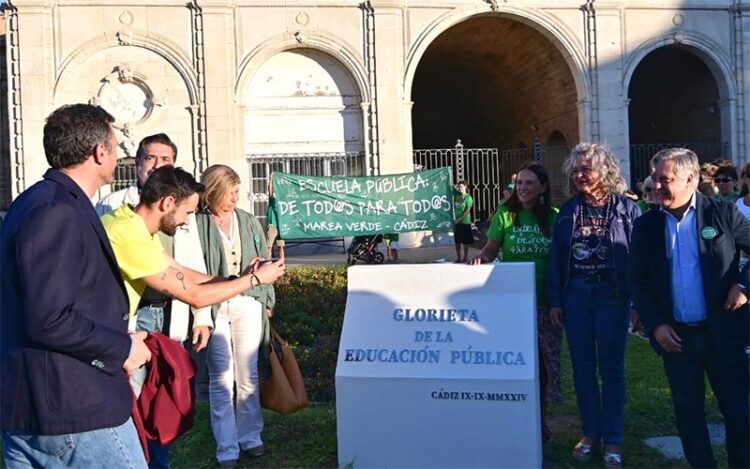 Gobierno y oposición en el estreno de la Glorieta de la Escuela Pública / FOTO: Eulogio García
