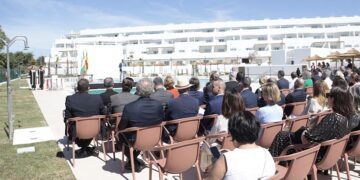 Un momento del acto inaugural junto a la piscina del complejo / FOTO: Ayto.