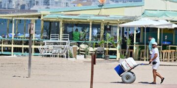 Trabajando en la playa / FOTO: Eulogio García