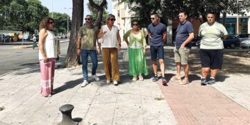 La concejala de Mantenimiento Urbano rodeada de vecinos / FOTO: Ayto.