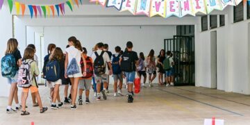 Alumnos a las puertas del Fermín Salvochea de Cádiz / FOTO: Eulogio García