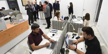 Una pasada visita oficial a una oficina coworking de Jerez / FOTO: Ayto.